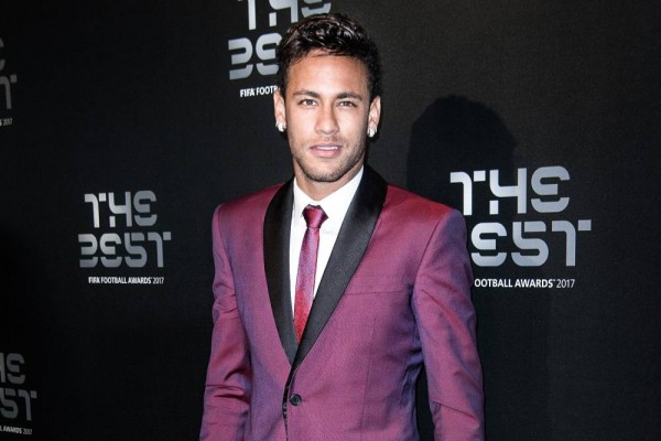 Đến Paris, Neymar lột xác thành quý ông đào hoa - Ảnh 1.