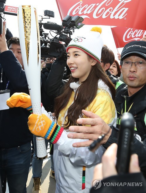 Suzy đẹp rạng ngời bên cạnh Yoo Jae-suk trong lễ rước đuốc Olympic mùa Đông 2018 - Ảnh 1.