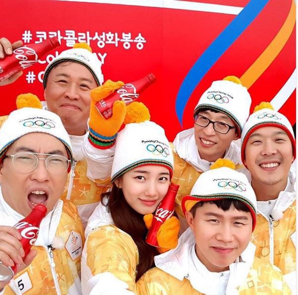 Suzy đẹp rạng ngời bên cạnh Yoo Jae-suk trong lễ rước đuốc Olympic mùa Đông 2018 - Ảnh 2.