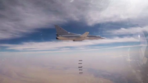 6 máy bay ném bom Tu-22M3 của Nga dội bom khủng bố ở Syria - Ảnh 1.