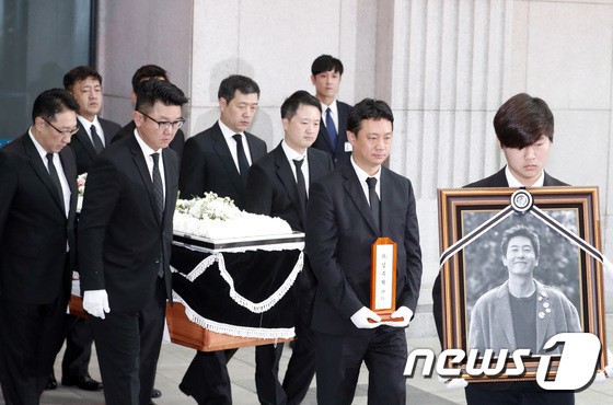 Loạt sao Hàn không kìm nổi nước mắt, cùng hàng trăm fan đưa tiễn tài tử Reply 1988 tại lễ tang - Ảnh 1.