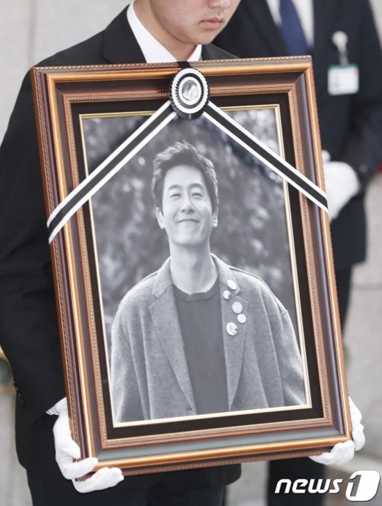 Loạt sao Hàn không kìm nổi nước mắt, cùng hàng trăm fan đưa tiễn tài tử Reply 1988 tại lễ tang - Ảnh 2.