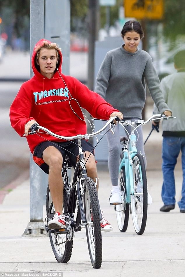 Hẹn hò đạp xe cùng nhau, Justin - Selena đẹp đôi và dễ thương như đang quay một bộ phim tình cảm - Ảnh 2.