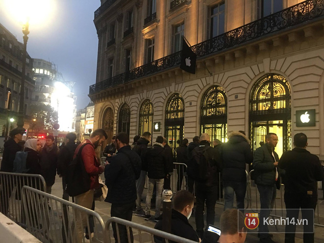 Apple store Paris chơi lớn: Nhân viên nhảy múa chào khách, tổ chức sinh nhật 10 năm iPhone bằng siêu bánh gato - Ảnh 1.