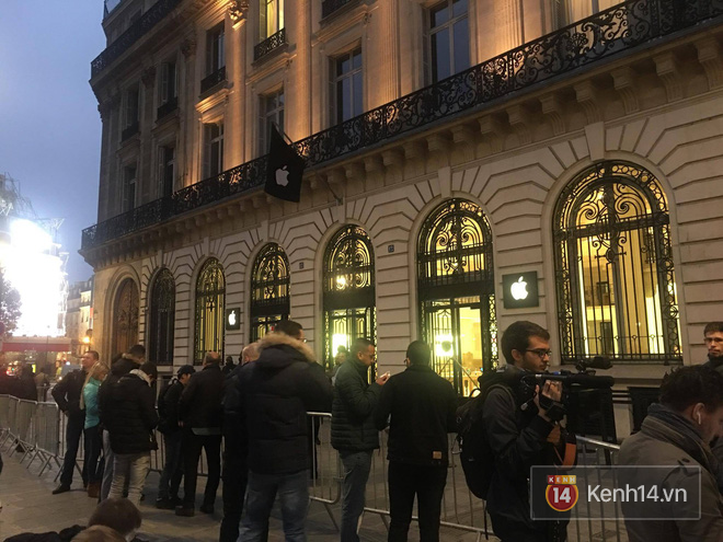 Apple store Paris chơi lớn: Nhân viên nhảy múa chào khách, tổ chức sinh nhật 10 năm iPhone bằng siêu bánh gato - Ảnh 2.