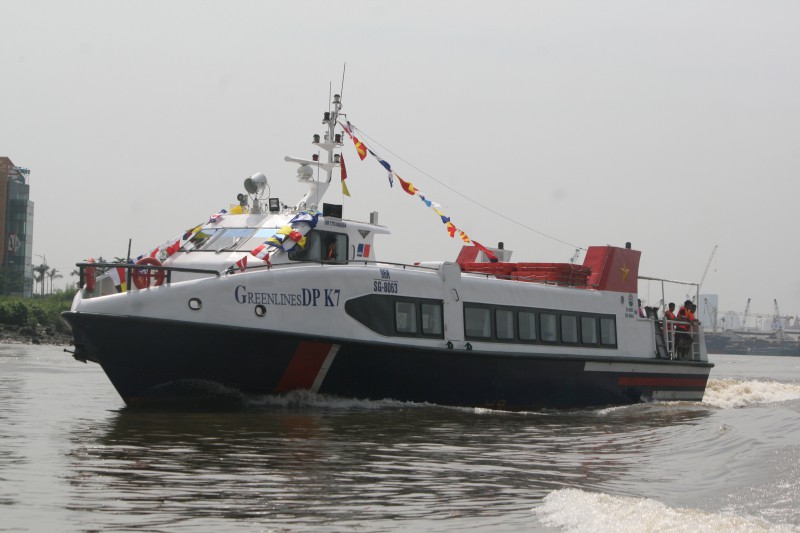 Cứu hành khách đi tàu bị rơi xuống sông Sài Gòn
