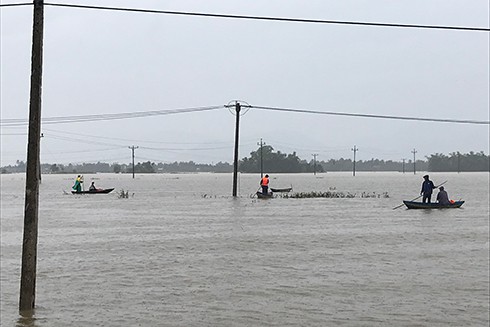 Bão số 12 đã đổ bộ vào Khánh Hòa: 27 người chết, hàng nghìn nhà dân bị sập tường, bay mái - Ảnh 9.