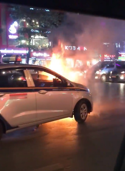 Hà Nội: Xe hơi đột nhiên bốc cháy khi đang đi trên đường Trần Duy Hưng - Ảnh 2.
