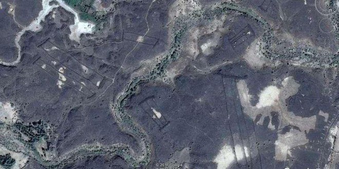 Bí ẩn những ‘hàng rào đá’ ngàn năm tuổi ở vùng sa mạc Saudi Arabia được phát hiện qua Google Earth - Ảnh 1.