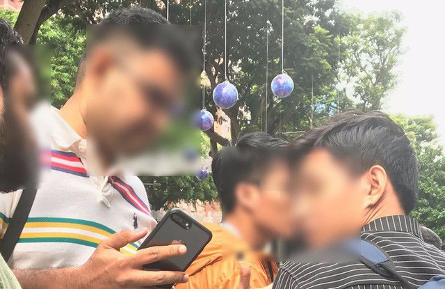 Dân buôn iPhone X, trong đó có cả Việt Nam, đứng bán máy ngay trước cửa Apple Store tại Singapore và hết hàng chỉ trong vài phút - Ảnh 1.