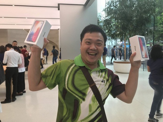 Dân buôn iPhone X, trong đó có cả Việt Nam, đứng bán máy ngay trước cửa Apple Store tại Singapore và hết hàng chỉ trong vài phút - Ảnh 2.
