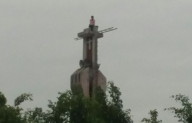 Cần Thơ: Cô gái trèo lên tháp chuông nhà thờ 2 ngày không thèm... xuống! - Ảnh 3.