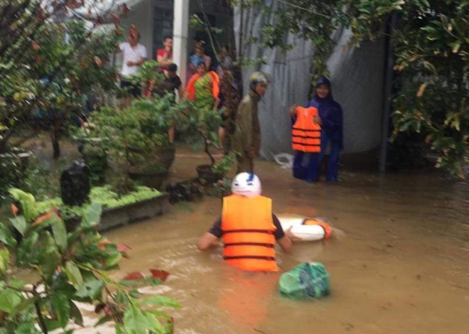 Công an tỉnh Thừa Thiên - Huế dầm mình trong mưa lũ giúp dân - Ảnh 1.