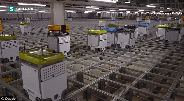 Nhờ 1.000 robot, gã khổng lồ Ocado nhàn tênh, vận chuyển 50 mặt hàng chỉ trong 5 phút! - Ảnh 1.