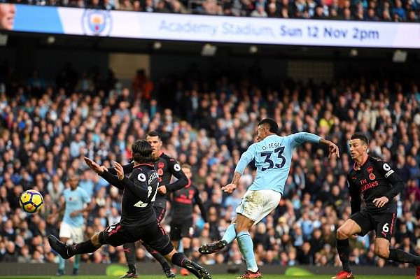 Không phải áo, Koscielny và David Silva trao đổi thứ khó tin sau trận Man City - Arsenal  - Ảnh 1.