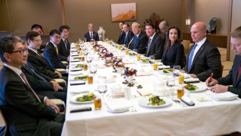 Tổng thống Mỹ vẫn giữ nguyên thói quen ăn uống khi công du nước ngoài - Ảnh 1.
