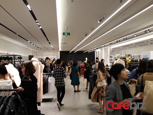 Màn chào Hà Nội ấn tượng của Zara: Mặt sàn 4.500m2, 31 phòng thử đồ nữ kín người, khách xếp số bằng smartphone - Ảnh 1.