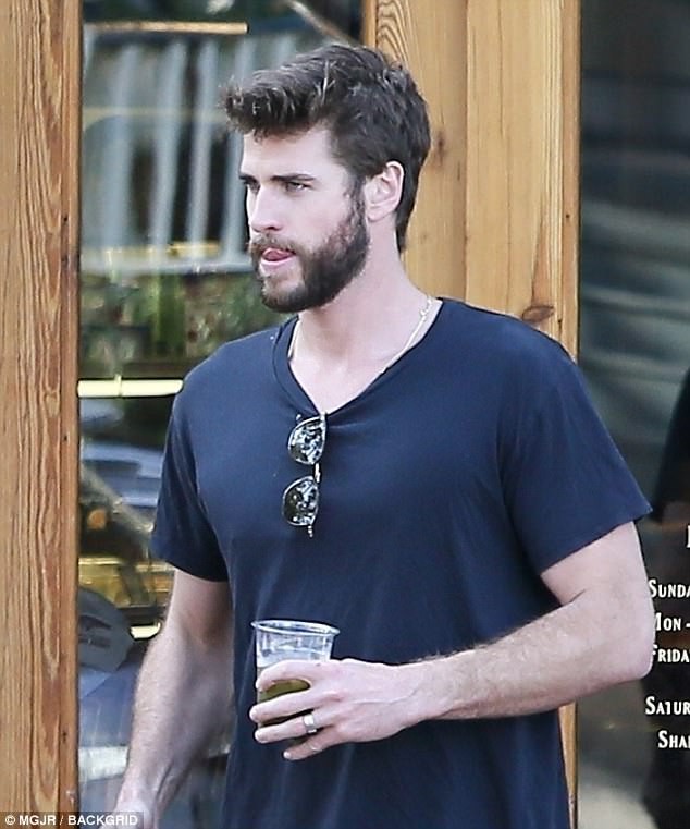 Miley Cyrus và Liam Hemsworth cùng đeo nhẫn đi hẹn hò giữa tin đồn đã bí mật tổ chức đám cưới - Ảnh 1.