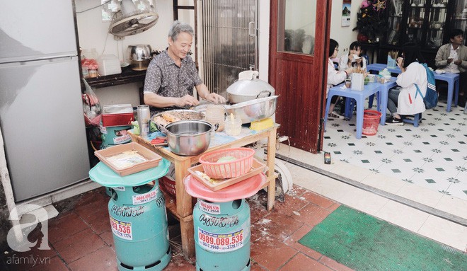 Hàng bánh cuốn già bằng cả đời người, 70 năm tuổi trên phố Thụy Khuê, từ thời bao cấp vẫn giữ giá 10 nghìn/đĩa đầy - Ảnh 2.