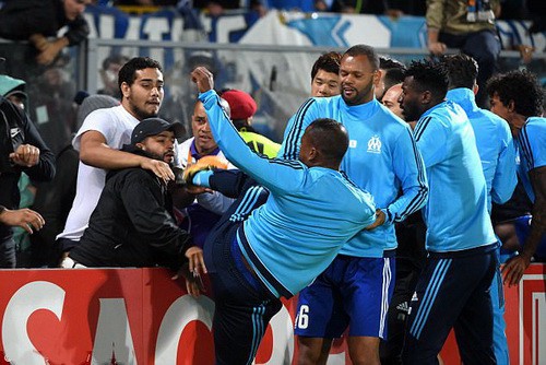 Kungfu huyền ảo, Evra bị đuổi khỏi Marseille - Ảnh 1.