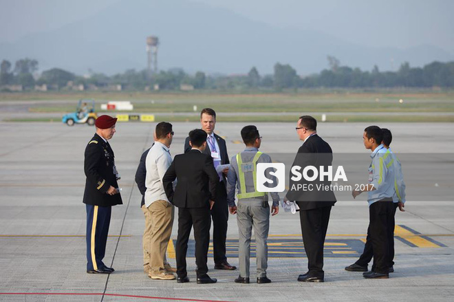 Toàn cảnh khâu kiểm tra an ninh nghiêm ngặt và lễ đón Tổng thống Mỹ Donald Trump tại sân bay Nội Bài - Ảnh 2.