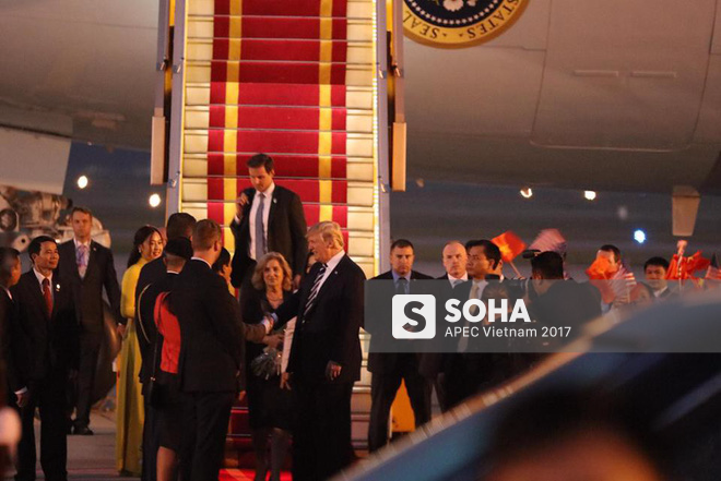 Toàn cảnh khâu kiểm tra an ninh nghiêm ngặt và lễ đón Tổng thống Mỹ Donald Trump tại sân bay Nội Bài - Ảnh 15.
