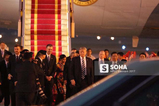 Toàn cảnh khâu kiểm tra an ninh nghiêm ngặt và lễ đón Tổng thống Mỹ Donald Trump tại sân bay Nội Bài - Ảnh 16.