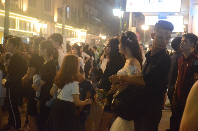 Nhiều cô dâu, chú rể bỏ chụp ảnh cưới để xem đoàn xe Tổng thống Donald Trump chạy trên phố Hà Nội - Ảnh 2.