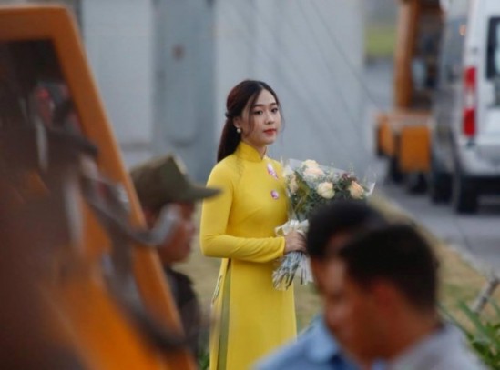 Cận cảnh nhan sắc thiếu nữ tặng hoa Tổng thống Trump ở Hà Nội - Ảnh 1.