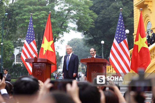 [LIVE] Chủ tịch nước Trần Đại Quang và Tổng thống Donald Trump đang họp báo chung - Ảnh 2.