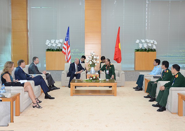 Bộ Quốc phòng Việt Nam hội đàm với Đoàn Ngoại giao Hoa Kỳ - Ảnh 1.