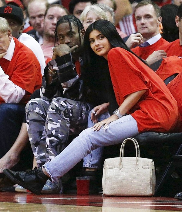Kylie Jenner khoe chiếc nhẫn đính viên kim cương khủng, có thể đã đính hôn và sắp sinh con gái - Ảnh 2.