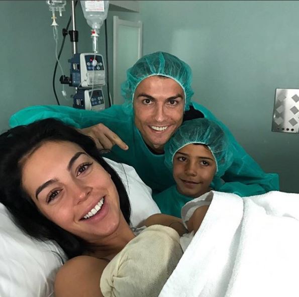 Những khoảnh khắc ngọt ngào của Ronaldo bên các con - Ảnh 1.