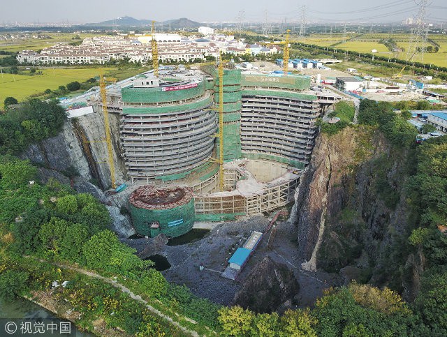Khách sạn sang trọng này tại Trung Quốc tọa lạc ngay trong một mỏ đá sâu hàng trăm mét - Ảnh 1.