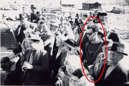 Sự thực phía sau bức ảnh xuyên không nổi tiếng: Mặc áo thể thao, đeo kính râm, cầm máy ảnh cơ vào năm 1941! - Ảnh 1.