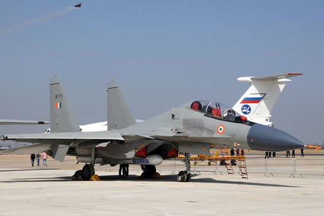 Ấn Độ bàn giao tên lửa Brahmos, tiêm kích Sukhoi Su-30 như hổ mọc thêm cánh - Ảnh 1.