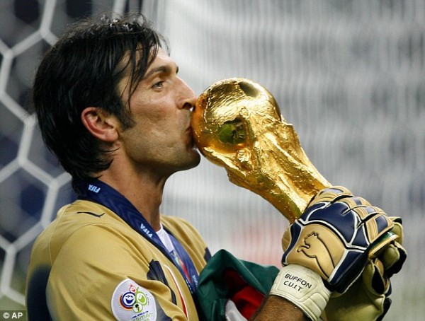 ‘Người nhện’ Buffon và những cột mốc đáng nhớ trong màu áo Thiên thanh - Ảnh 2.