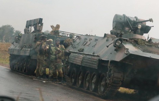 Zimbabwe: Tư lệnh quân đội làm phản, lật đổ tổng thống 93 tuổi? - Ảnh 1.