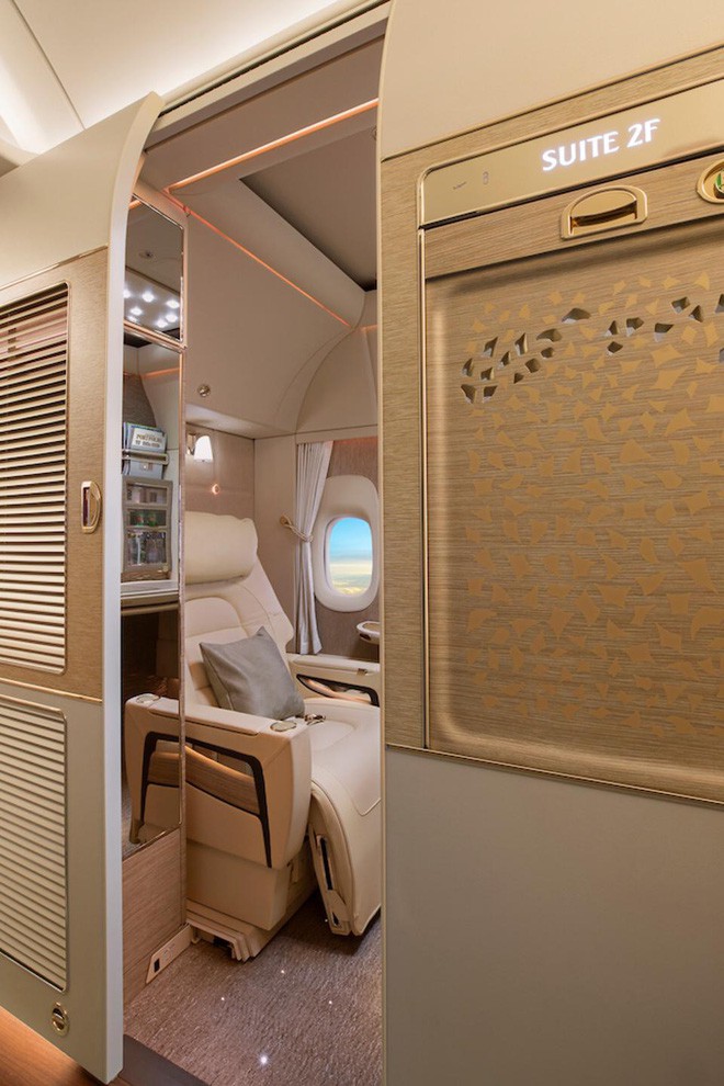 Emirates ra mắt khoang hạng nhất mới siêu sang trên Boeing 777-300ER: Lấy cảm hứng Mercedes-Benz S-Class, tích hợp ghế không trọng lực và cửa sổ ảo - Ảnh 2.