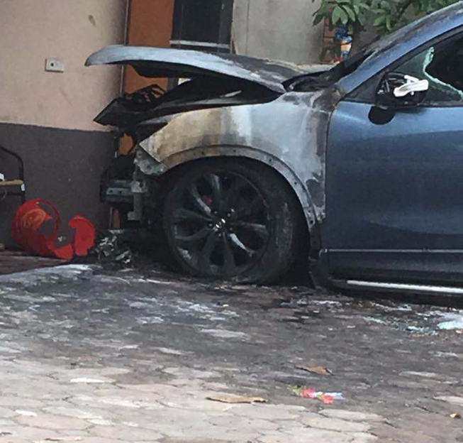 Hà Nội: Xe Mazda CX-5 bất ngờ cháy trụi đầu trong đêm - Ảnh 1.