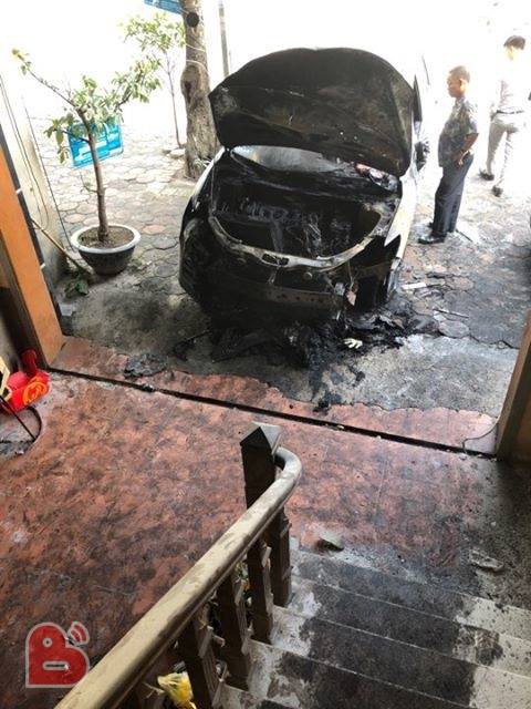 Hà Nội: Xe Mazda CX-5 bất ngờ cháy trụi đầu trong đêm - Ảnh 2.