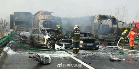 Trung Quốc: 30 xe tông nhau liên hoàn, 18 người chết - Ảnh 1.