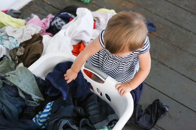 6 mẹo nhỏ giúp quần áo của bạn luôn mới đẹp dù giặt bằng máy giặt - Ảnh 1.