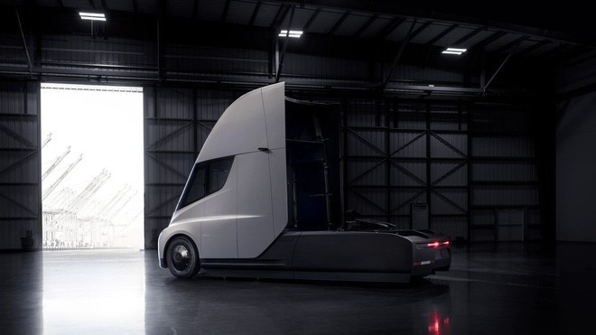 Xe tải điện của Tesla ra mắt rồi: Không gương chiếu hậu, chạy được tới 800km trong 1 lần sạc, gầm thấp như xe con - Ảnh 1.
