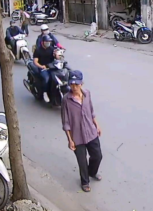 Clip: Cụ ông run rẩy nhưng ăn trộm xe đạp nhanh như cắt trên phố Hà Nội - Ảnh 1.