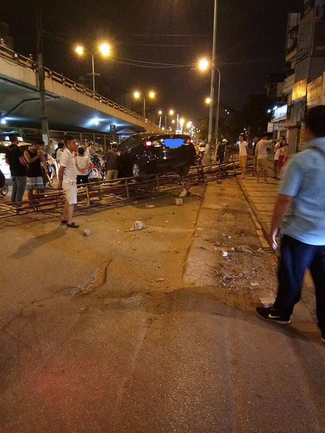 Hà Nội: Xe hơi mất lái húc bay rào chắn tàu hỏa ngã 4 Trường Chinh - Giải Phóng - Ảnh 1.