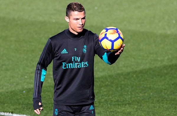 Thông tin mới nhất về vụ Ronaldo ‘hục hặc’ với Ramos - Ảnh 2.