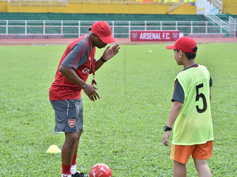 Sol Campbell đá cặp ăn ý với cựu sao M.U, ấn tượng bóng đá trẻ Việt Nam - Ảnh 2.