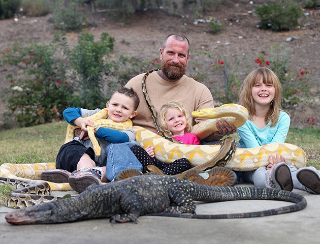 Bất chấp nguy hiểm, ông bố để con gái 3 tuổi chơi với trăn khổng lồ dài tới gần 6m - Ảnh 2.