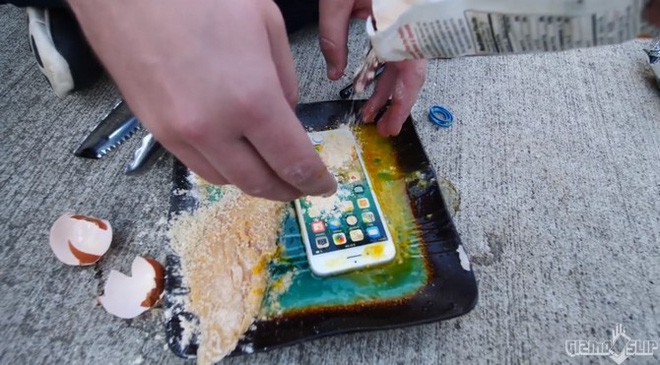 Tẩm bột chiên xù và rán iPhone 8 trong chảo ngập dầu và đây là kết quảl - Ảnh 1.